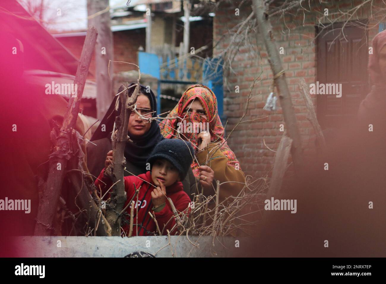 Non esclusiva: 26,2023 febbraio, Srinagar Kashmir, India: Le donne Kashmiri guardano sopra come cerimonia funeraria di Sanjay Sharma sta tenendosi nel villaggio di Achan di Foto Stock