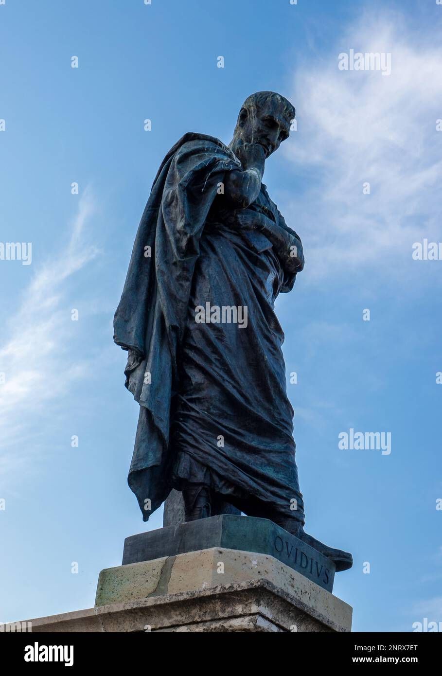 Primo piano della statua del poeta romano Ovidius nella città di Costanza - Romania Foto Stock