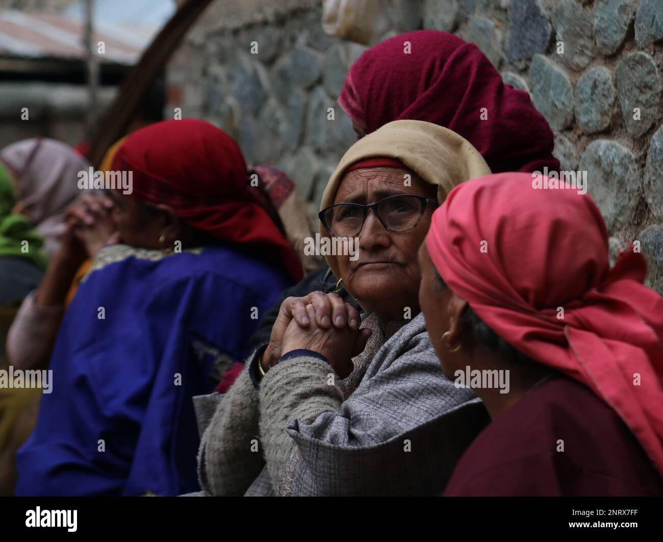 Non esclusiva: 26,2023 febbraio, Srinagar Kashmir, India: Le donne Kashmiri guardano sopra come cerimonia funeraria di Sanjay Sharma sta tenendosi nel villaggio di Achan di Foto Stock
