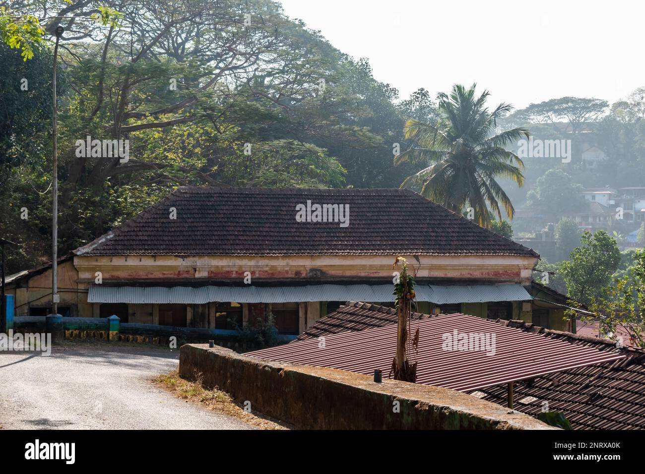 Panjim, Goa, India - Gennaio 2023: Vecchie case con architettura vintage e tetti in tegole nella zona Fontainhas della città di Panaji. Foto Stock