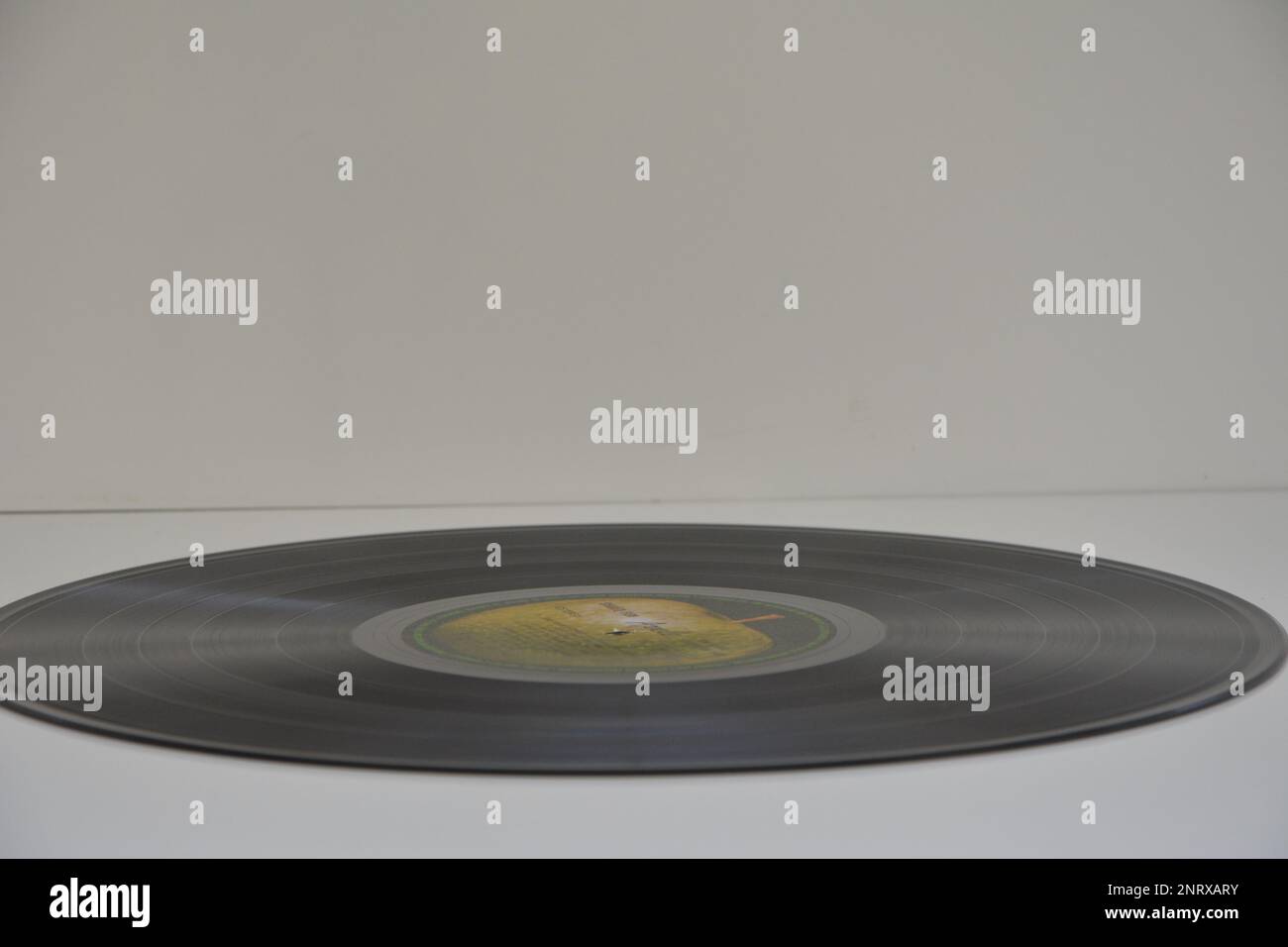 Marilia, São Paulo, Brasile - 17 ottobre 2022: Disco in vinile dell'etichetta Apple edizione brasiliana del cantante John Lennon del gruppo Beatles. : Edito Foto Stock