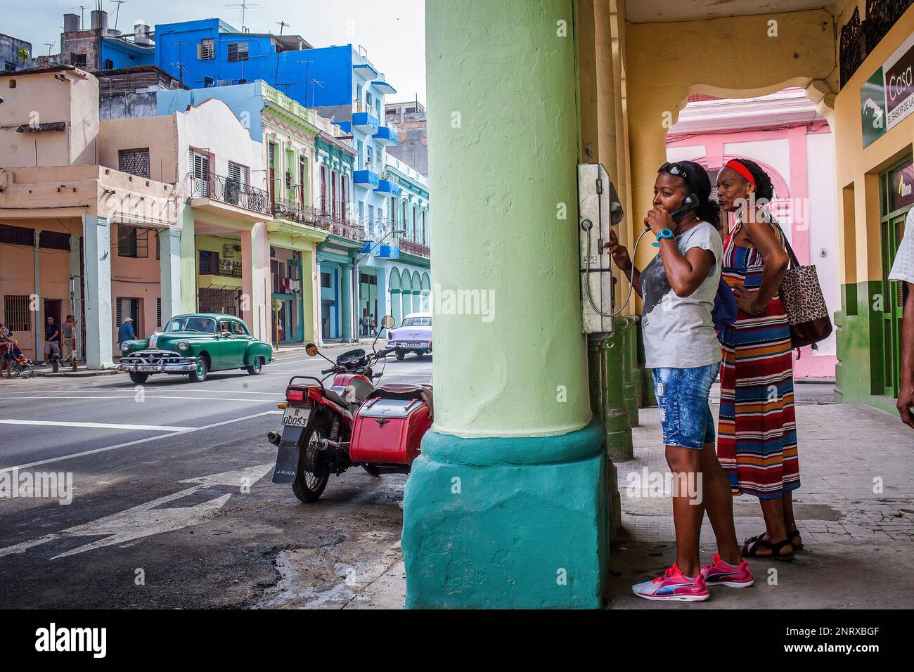 Scena di strada in Avenida Simon Bolivar o Reina, Centro Habana, La Habana, Cuba Foto Stock