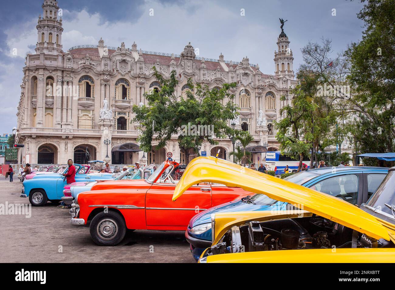 Scena di strada nel Parque Central, in background chiamato teatro Gran Teatro Garcia Lorca o Gran Teatro de La Habana , Centro Habana District, La Habana Foto Stock
