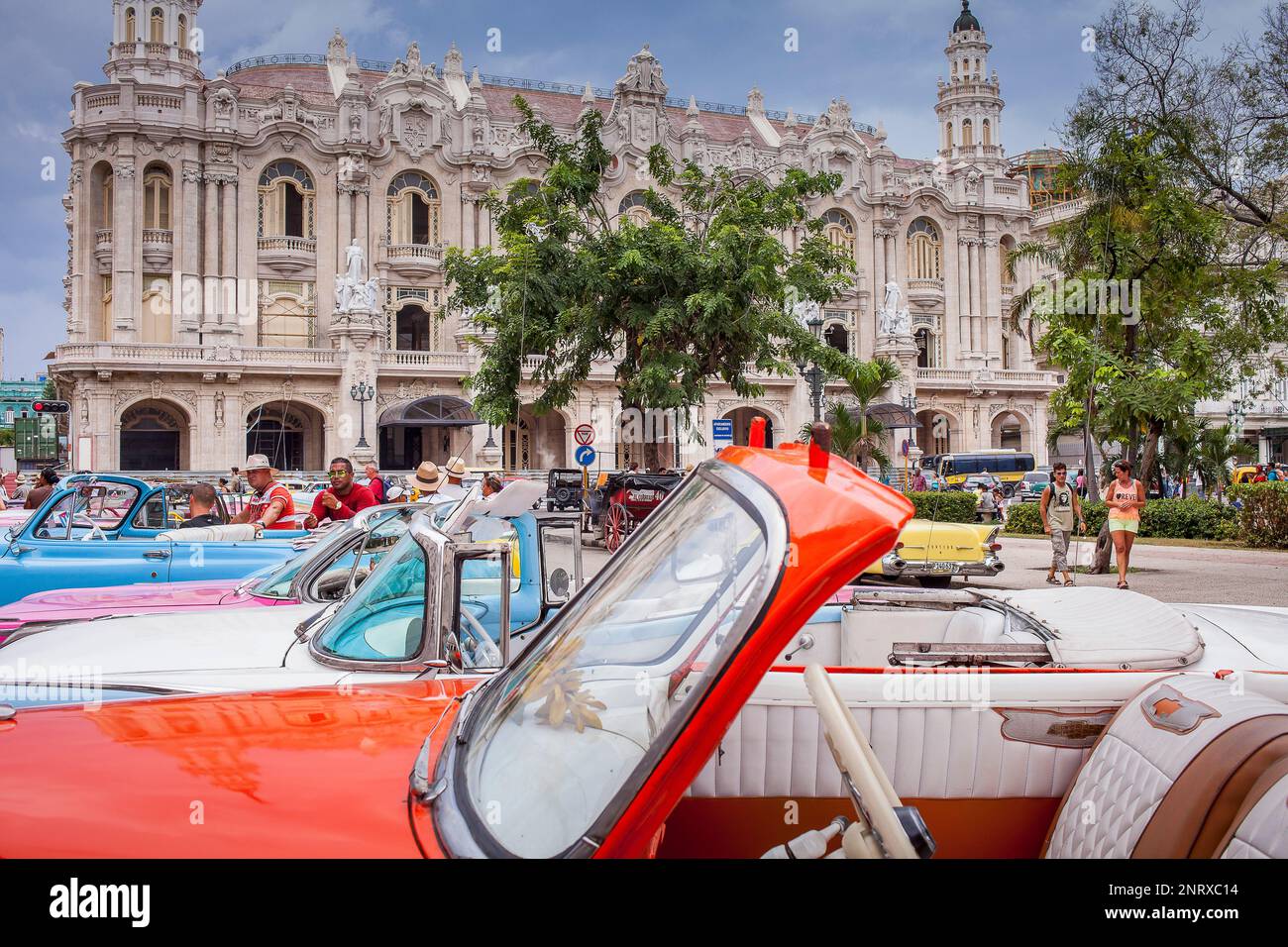 Scena di strada nel Parque Central, in background chiamato teatro Gran Teatro Garcia Lorca o Gran Teatro de La Habana , Centro Habana District, La Habana Foto Stock