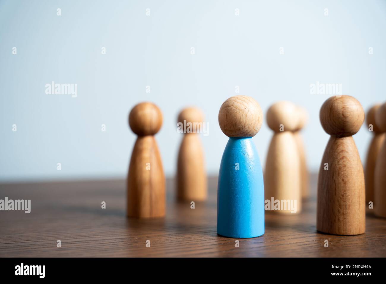 In piedi fuori dalla folla. Assunzione per concorso tra i candidati. Società e individui. Lavoratore di talento. Diverso dagli altri. Esce dalla Foto Stock