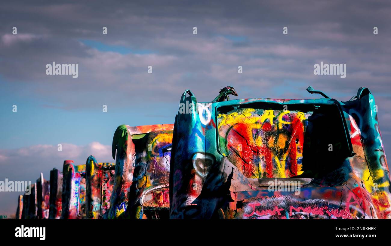 Sulla storica Route 66, il Cadillac Ranch sorge vicino ad Amarillo, Texas, come mostra d'arte pubblica di dieci Cadillacs sepolti allo stesso angolo del piram Foto Stock