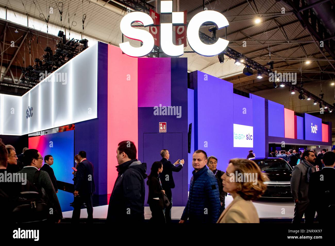 Il marchio STC Solutions al padiglione aziendale durante il GSMA Mobile World Congress 2023 di Barcellona, l'evento più importante al mondo sulla comunicazione dei dispositivi mobili che riunisce le aziende leader e gli ultimi sviluppi del settore. Foto Stock