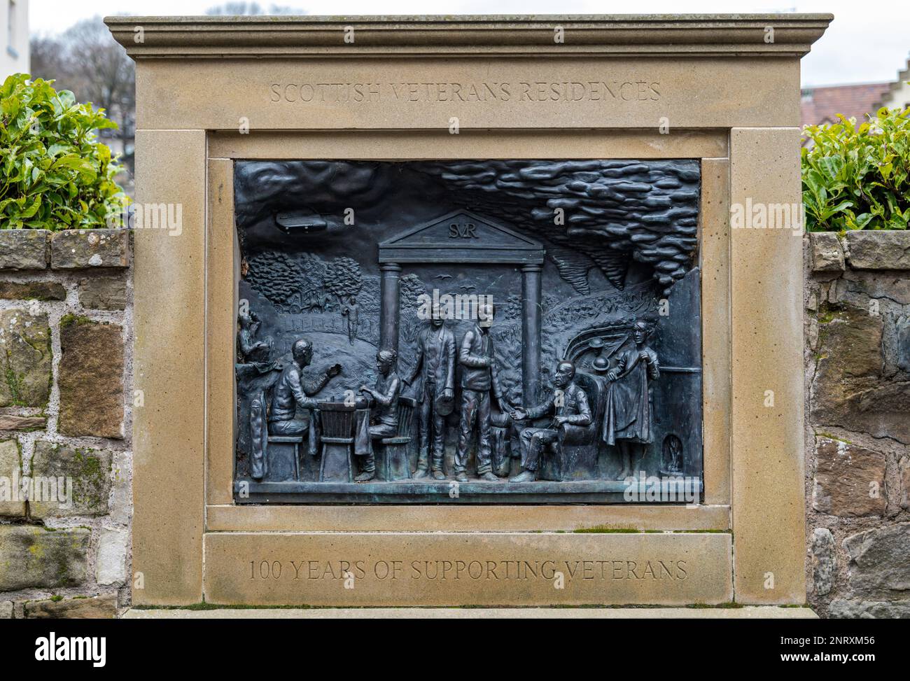 Scultura in rilievo BAS in commemorazione del centenario delle residenze dei veterani scozzesi a Whitefoord House, Royal Mile, Edimburgo, Scozia, Regno Unito Foto Stock