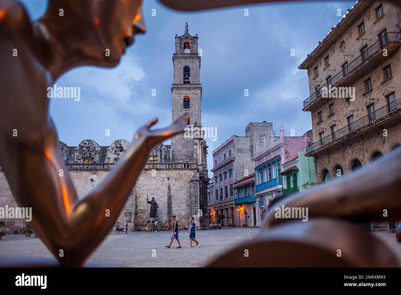 Basilica menor de San Francisco de Asis ed ETIENNE ( la conversazione) è una statua di Vittorio Perrotta, in Plaza de San Francisco, Avana Vecchia, Haban Foto Stock