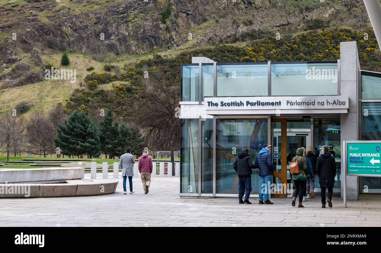 Persone che entrano nell'edificio del Parlamento scozzese a Holyrood, Edimburgo, Scozia, Regno Unito Foto Stock