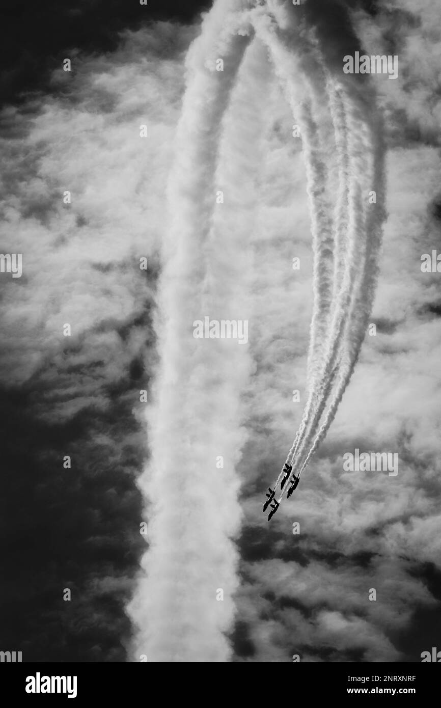 Gli US Navy Blue Angels si esibiscono, tuffandosi verso la Terra, al Miramar Airshow 2022 di San Diego, California. Foto Stock