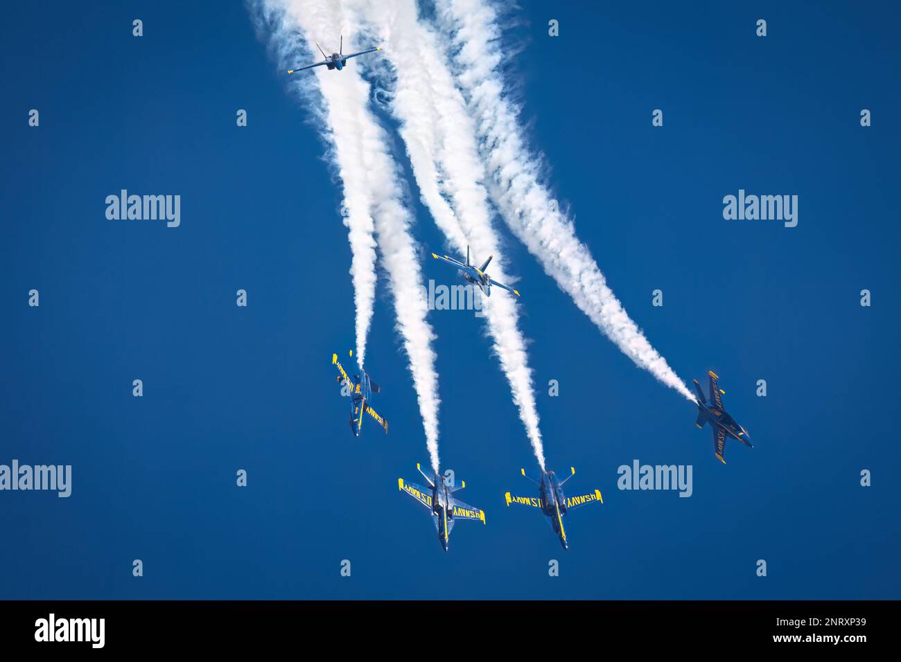 Gli US Navy Blue Angels si esibiscono, tuffandosi verso la Terra, al Miramar Airshow 2022 di San Diego, California. Foto Stock