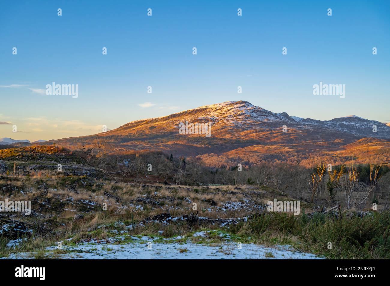 Guardando verso le colline della vale di Ffestiniog snowdonia dalla strada di campagna vicino Gellilydan, Blaenau Ffestiniog in un tardo pomeriggio invernale. Foto Stock