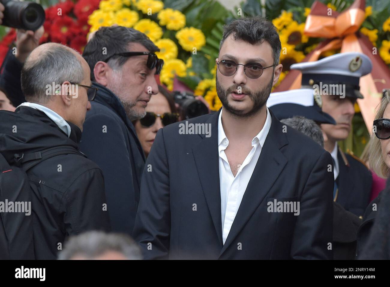 Roma, Italia. 27th Feb, 2023. Figlio Gabriele Roma, funerale di Maurizio Costanzo. 27 febbraio 2023 Credit: dpa/Alamy Live News Foto Stock