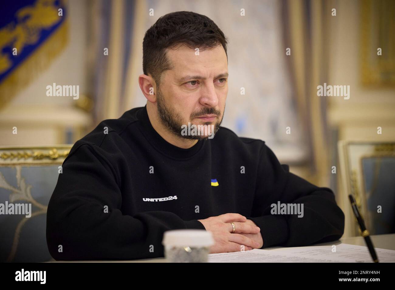 Kiev, Ucraina. 27th Feb, 2023. Il Presidente ucraino Volodymyr Zelenskyy durante un incontro faccia a faccia con il Segretario del Tesoro degli Stati Uniti Janet Yellen al Palazzo Mariinsky, 27 febbraio 2023 a Kyiv, Ucraina. Credit: Foto piscina/Ufficio stampa presidenziale ucraino/Alamy Live News Foto Stock
