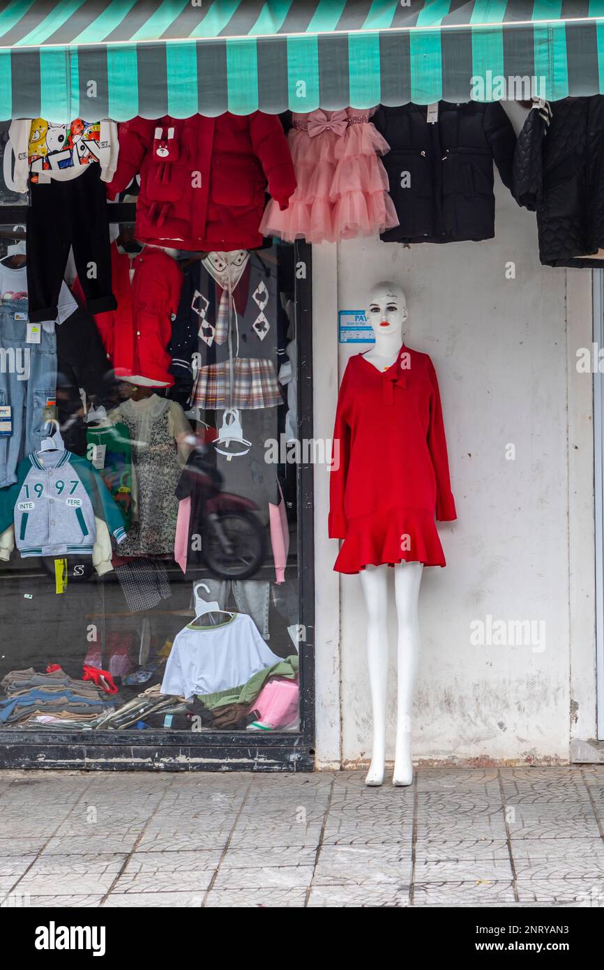 Un manichino alla moda in un abito rosso fuori da un negozio a Hue, Vietnam. Foto Stock