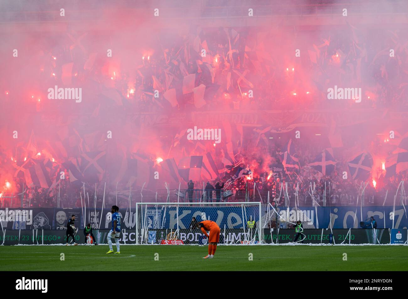 POZNAN, POLONIA - 19 FEBBRAIO 2023: Partita di calcio PKO Ekstraklasa tra Lech Poznan vs KGHM Zaglebie Lubin 1:2. Sostenitori di Lech brucia fla Foto Stock