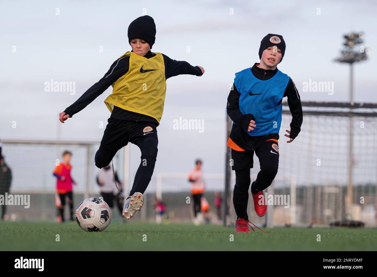 LUBIN, POLONIA - 22 FEBBRAIO 2023: Treining del gruppo di allora U10 in Football Academy KGHM Zaglebie. Foto Stock