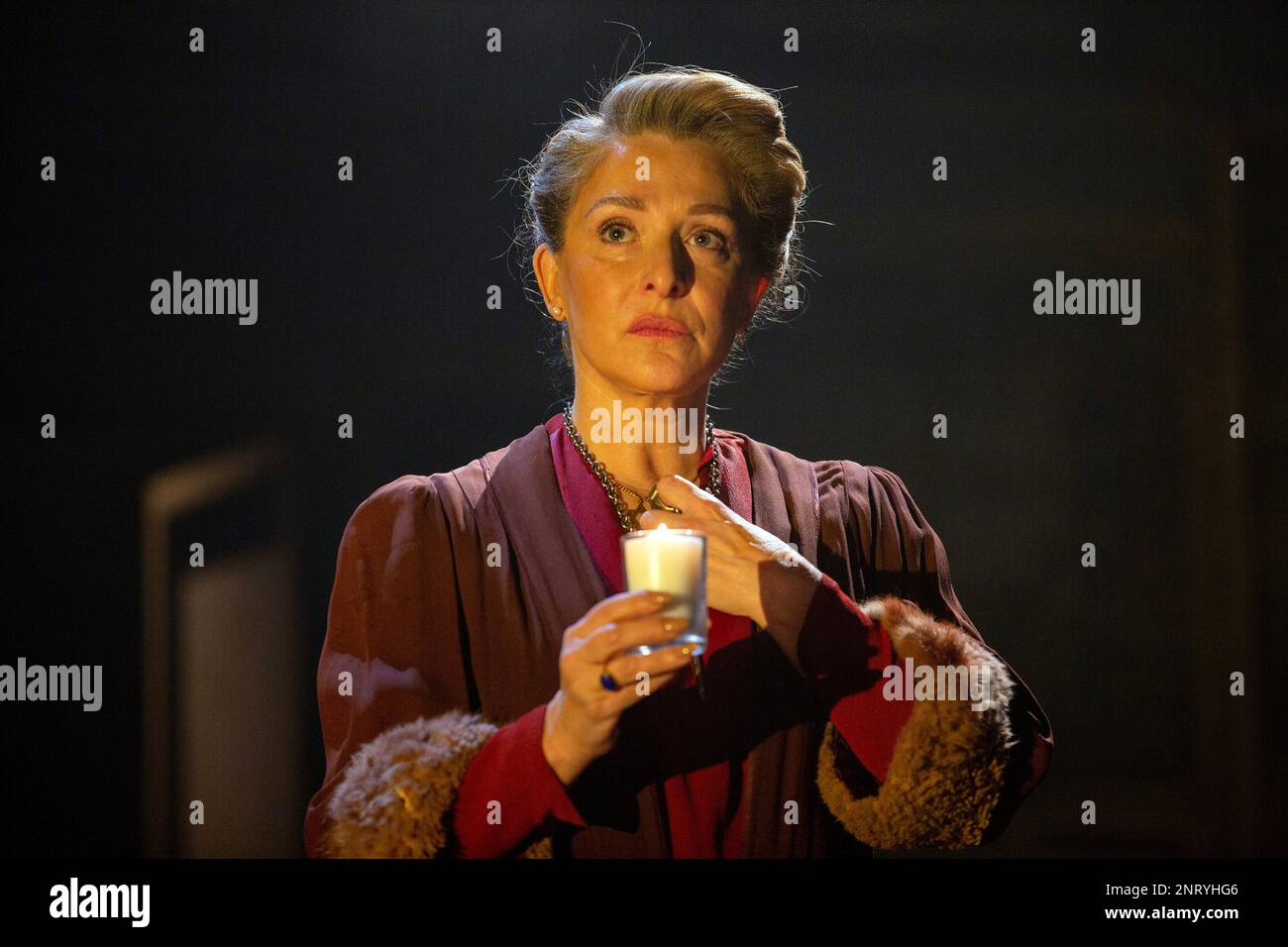 Tracy-Ann Oberman (Shylock) nel MERCANTE DI VENEZIA 1936 dopo Shakespeare al Palace Theatre di Watford, Inghilterra 02/03/2023 adattato da Brigid Larmour & Tracy-Ann Oberman disegno: Liz Cooke illuminazione: Rory Beaton regista: Brigid Larmour Foto Stock