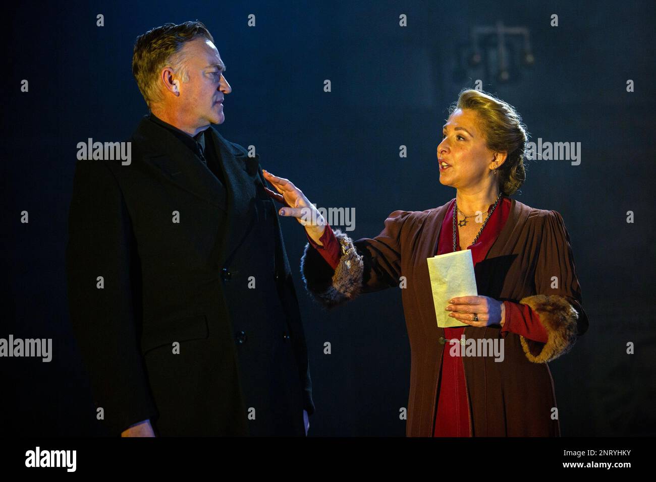 Raymond Coulthard (Antonio), Tracy-Ann Oberman (Shylock) nel MERCANTE DI VENEZIA 1936 dopo Shakespeare al Palace Theatre di Watford, Inghilterra 02/03/2023 adattato da Brigid Larmour & Tracy-Ann Oberman design: Liz Cooke illuminazione: Rory Beaton regista: Brigid Larmour Foto Stock