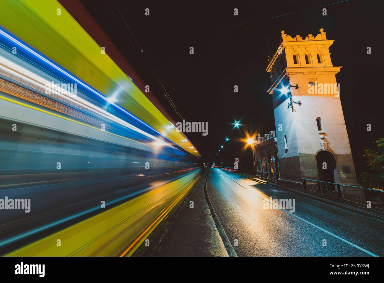 strada cittadina di notte con sentieri leggeri Foto Stock