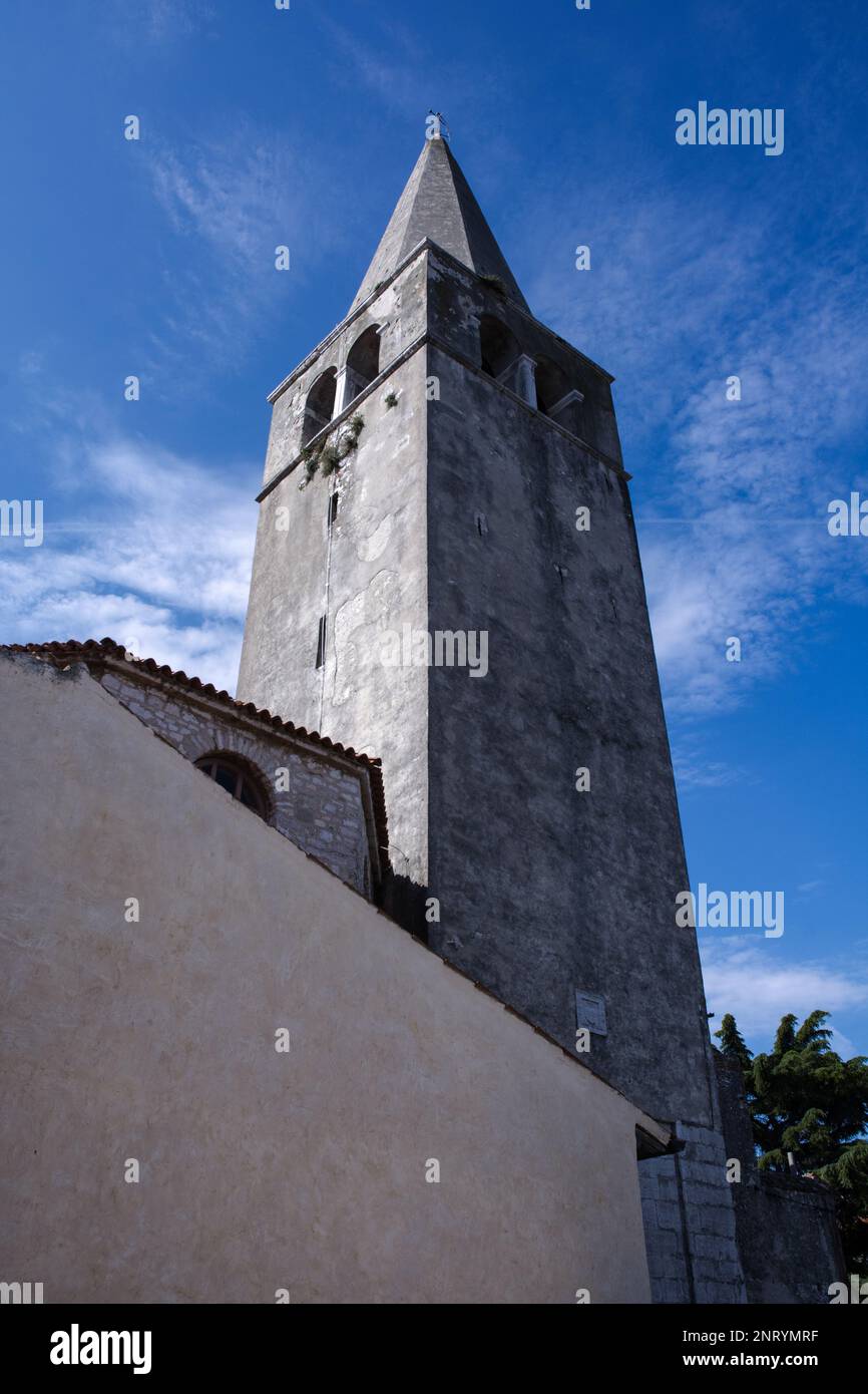 Vista a basso angolo della basilica eufrasiana in condizioni di sole Foto Stock