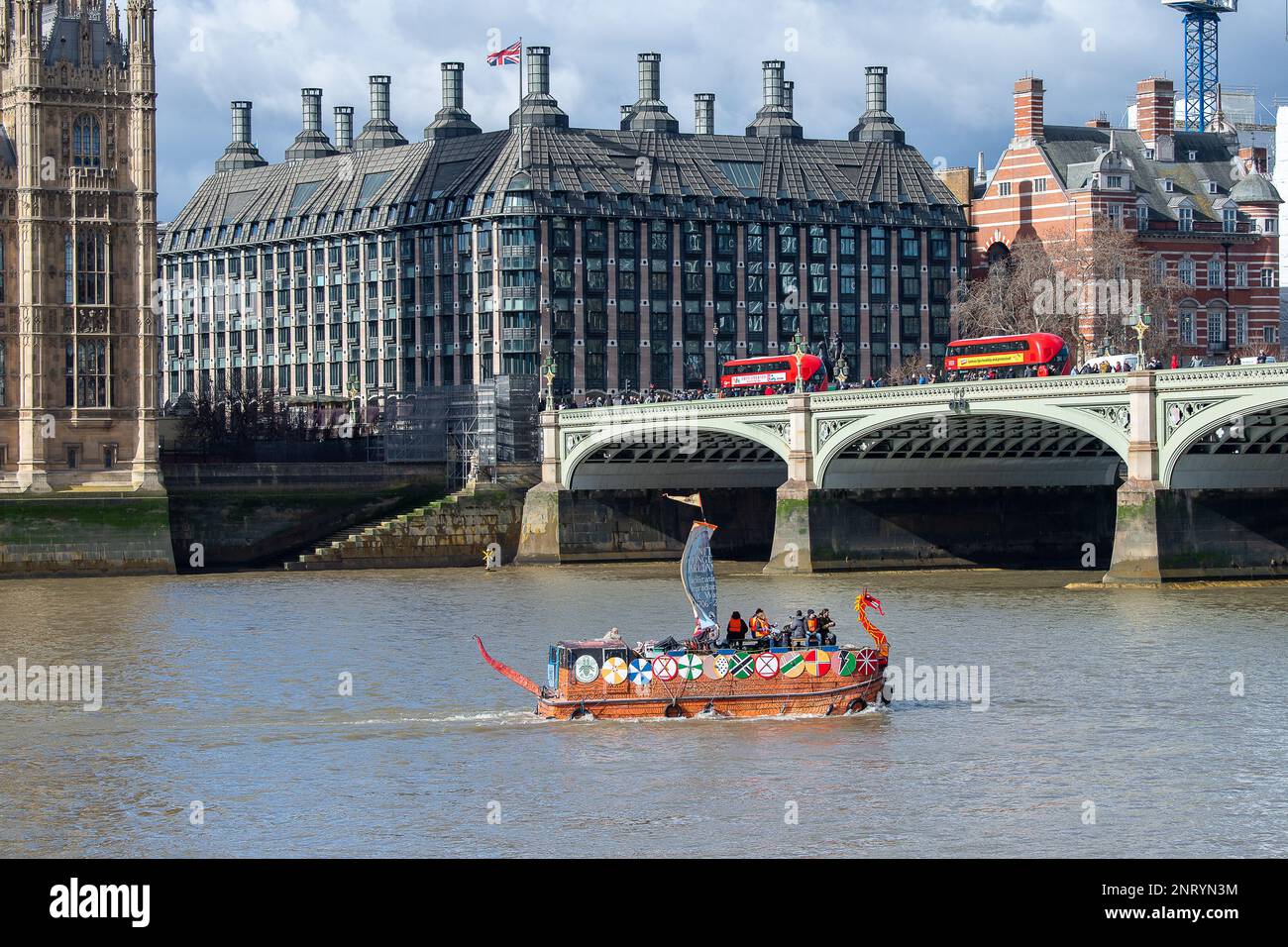 Westminster, Londra, Regno Unito. 27th febbraio, 2023. La ribellione di estinzione e gli ambientalisti hanno tenuto oggi a Westminster una protesta contro le vie navigabili del Regno Unito che si ferma inquinando. I manifestanti in una barca in stile vichingo passarono il Palazzo di Westminster lungo il Tamigi con un enorme banner che diceva eredità inglese. Parlamento del Regno Unito, facilitare il degrado delle acque 1706-2063. Gli ambientalisti chiedono al governo di proteggere la salute pubblica e la biodiversità per legge e di impedire alle compagnie idriche di scaricare le acque reflue nei nostri fiumi e mari. Così com'è potranno continuare di Foto Stock