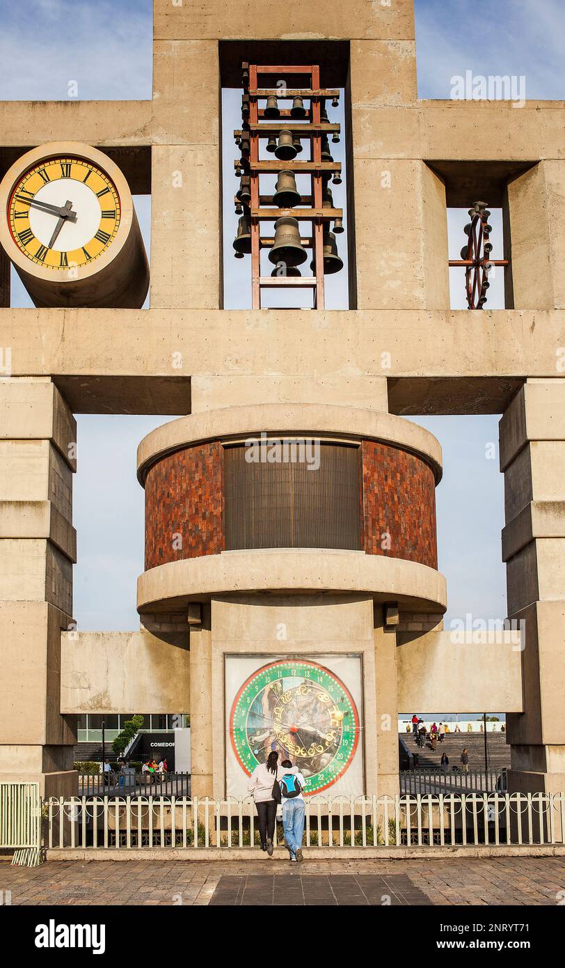 Il Carrillón, a forma di croce immagine che simboleggia il cosmo e chiamato a nahui ollin, davanti alla Madonna di Guadalupe Basilica, Città del Messico, Messico Foto Stock