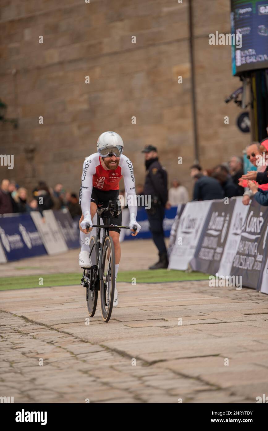 Santiago, Spagna. Feb, 26th, 2023. Carlos Canal arrivo al traguardo nel cronometro dell'ultima tappa del Tour. Credit: Xan Gasalla / Alamy Live News Foto Stock