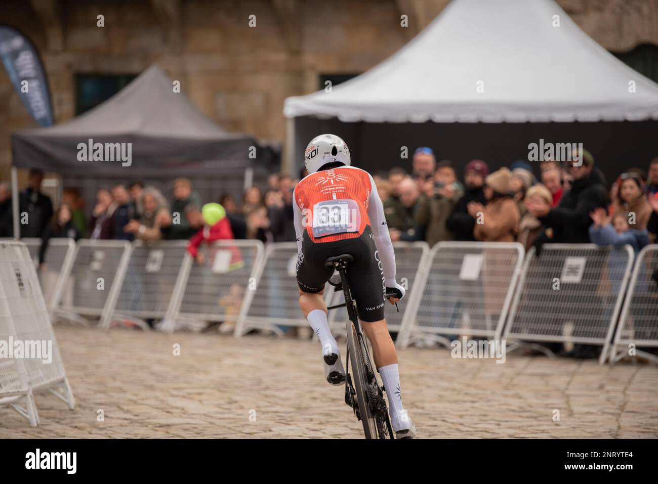 Santiago, Spagna. Feb, 26th, 2023. Carlos Canal arrivo al traguardo nel cronometro dell'ultima tappa del Tour. Credit: Xan Gasalla / Alamy Live News Foto Stock