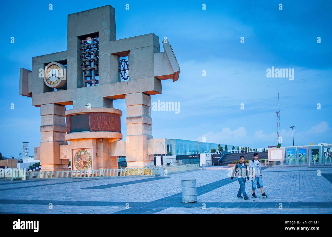 Il Carrillón, a forma di croce immagine che simboleggia il cosmo e chiamato a nahui ollin, davanti alla Madonna di Guadalupe Basilica, Città del Messico, Messico Foto Stock