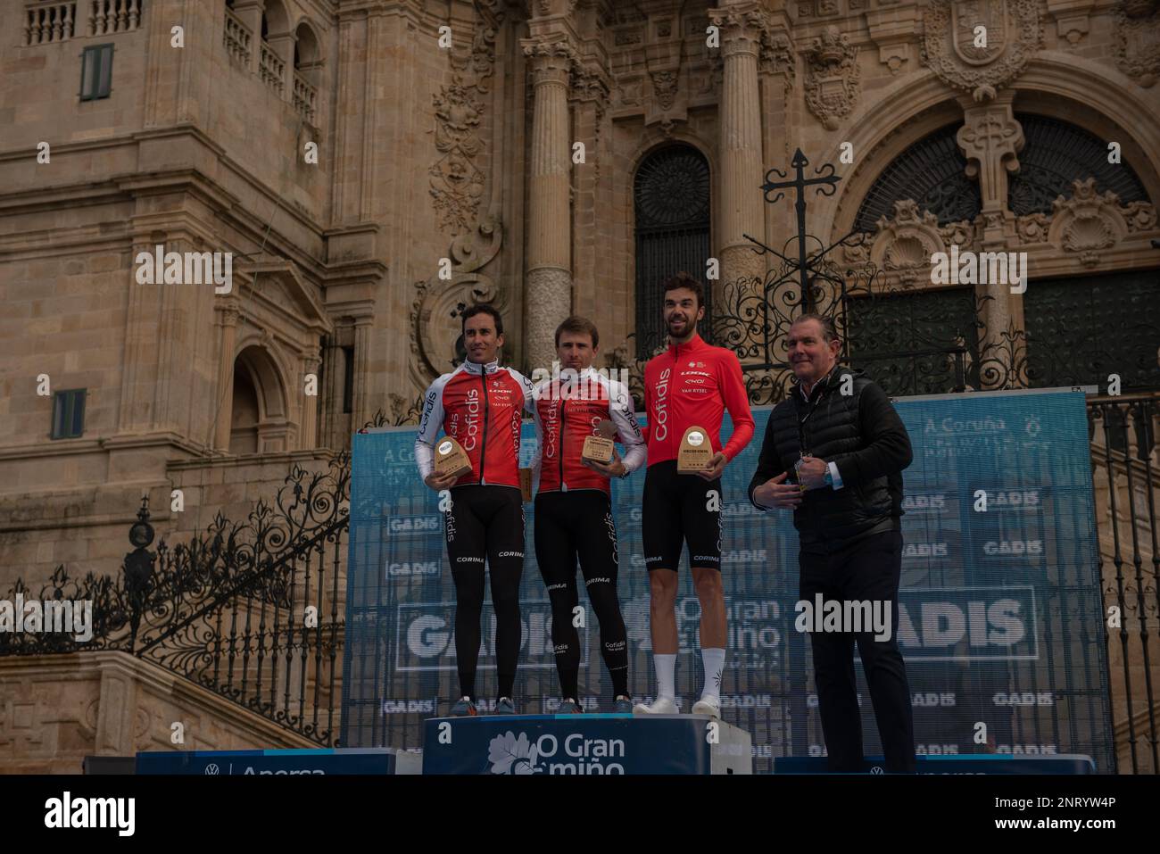 santiago de Compostela, Spagna. feb, 26th, 2023. il team cofidis riceve il premio del vincitore della squadra. Jose Herrada, Jonathan lastra e Jesus Herrada ricevono il premio. Credit: Xan Gasalla / Alamy Live News. Foto Stock