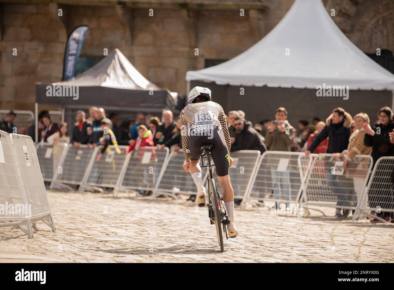Santiago, Spagna. Feb, 26th, 2023. Oliver Rees della squadra Trinity, indossando il bib numero 133, quando arriva al traguardo nell'ultima tappa del Tour, o Gran Camiño. Credit: Xan Gasalla / Alamy Live News. Foto Stock