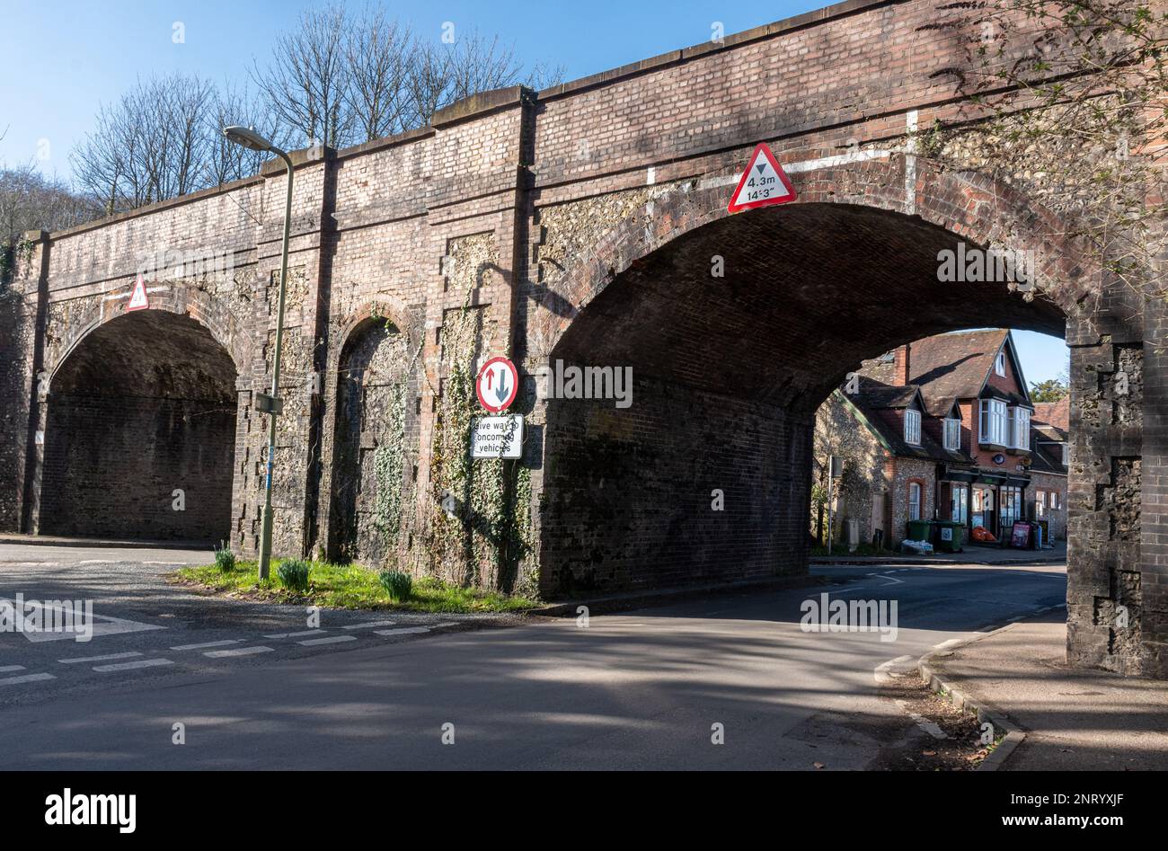 Ponte ferroviario nel villaggio di Rowlands Castle, Hampshire, Inghilterra, Regno Unito Foto Stock