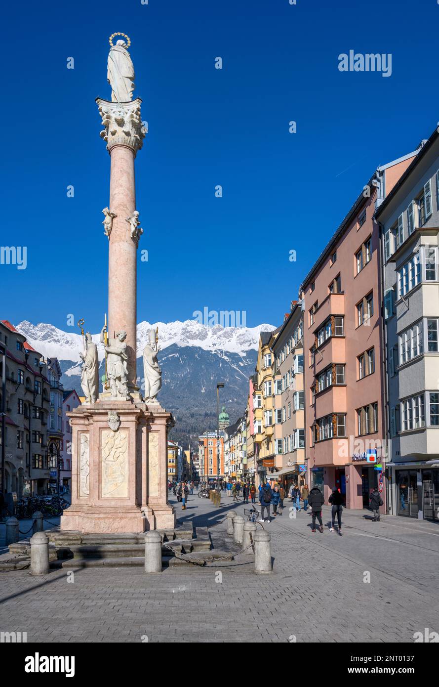 Statua della Vergine Maria su Maria-Theresien Strasse nel centro di Innsbruck, Austria Foto Stock