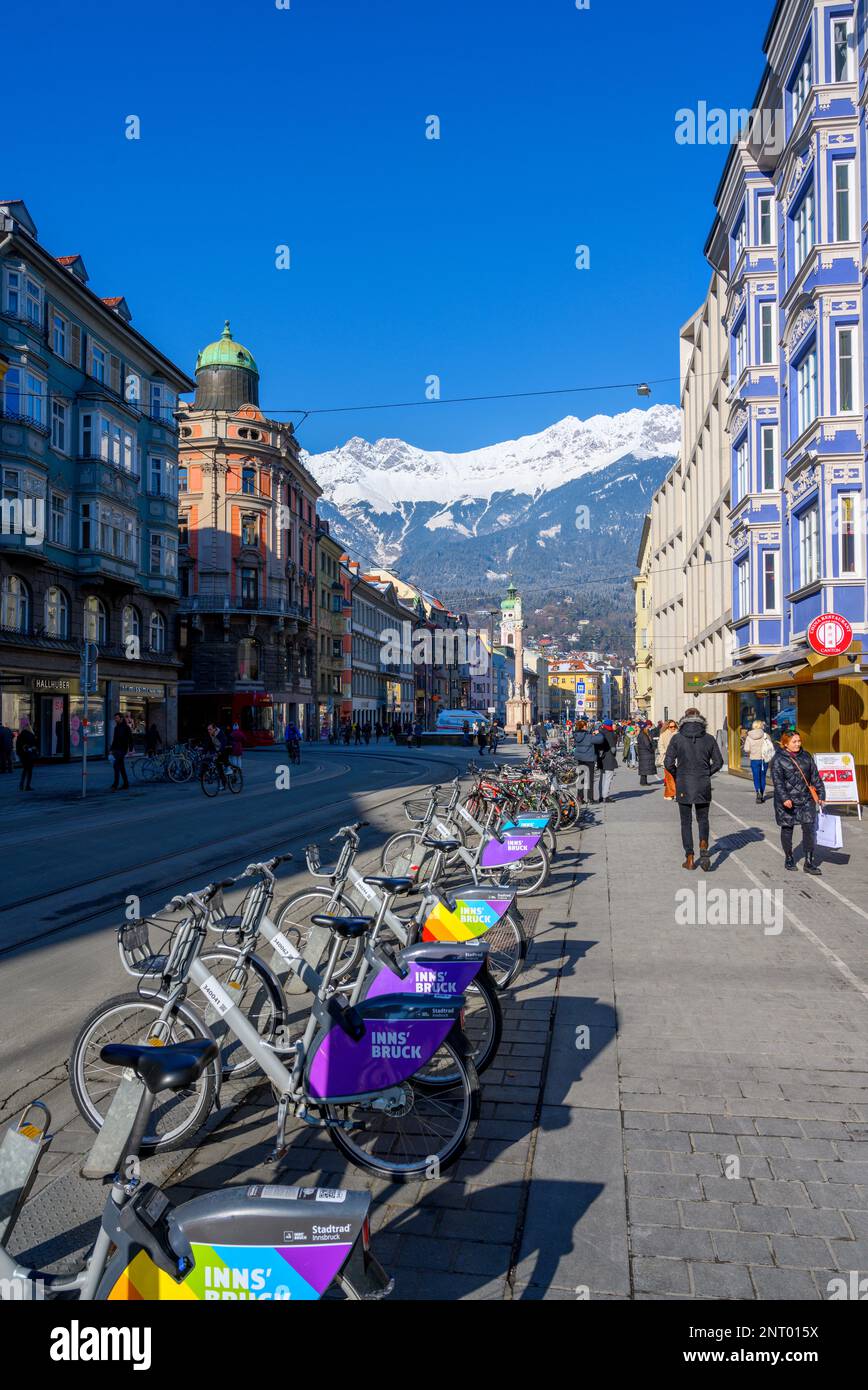 Noleggio biciclette su Maria-Theresien Strasse nel centro di Innsbruck, Austria Foto Stock