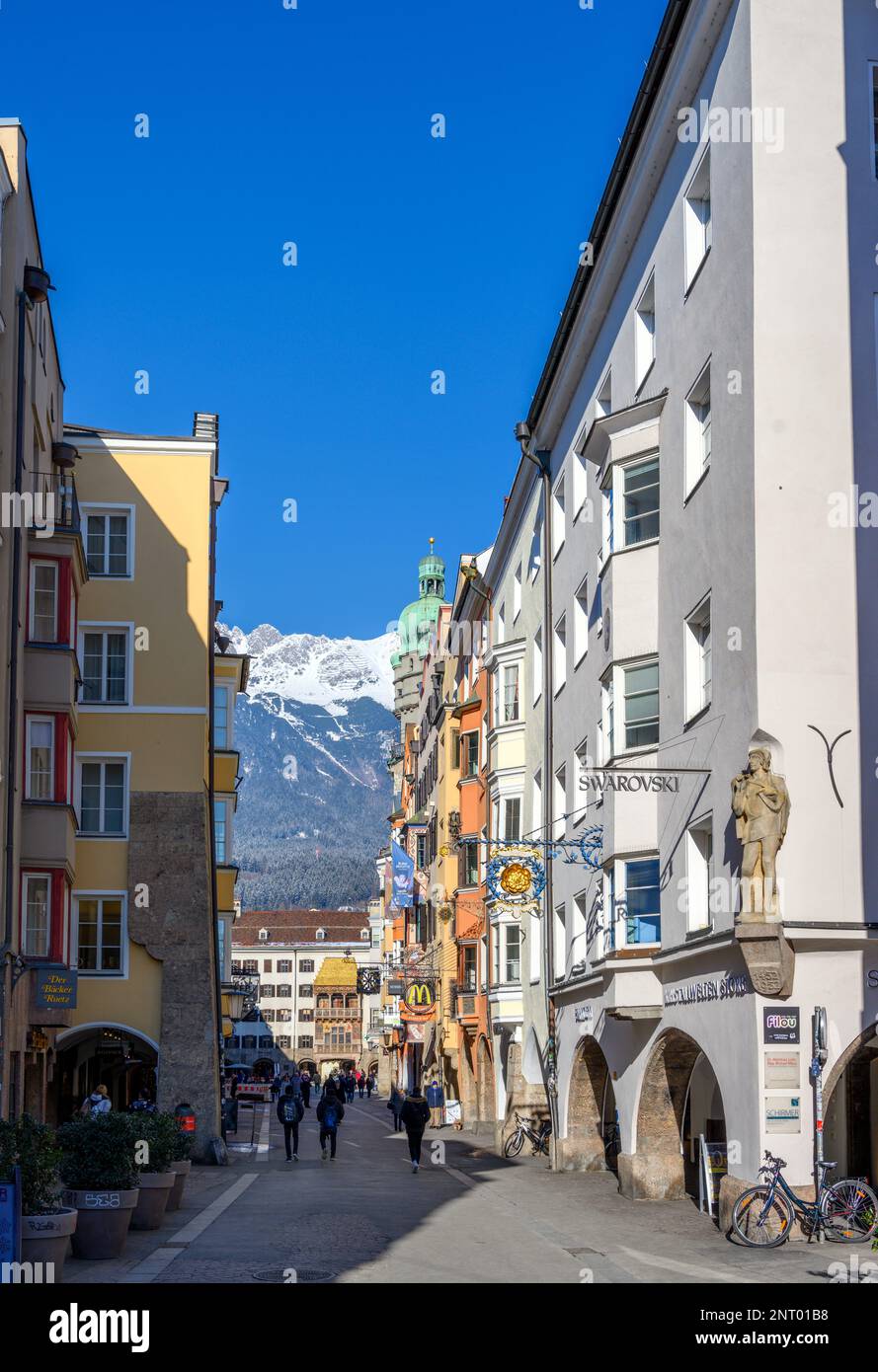 Herzog-Friedrich Strasse nel centro storico (altstadt), Innsbruck, Austria Foto Stock