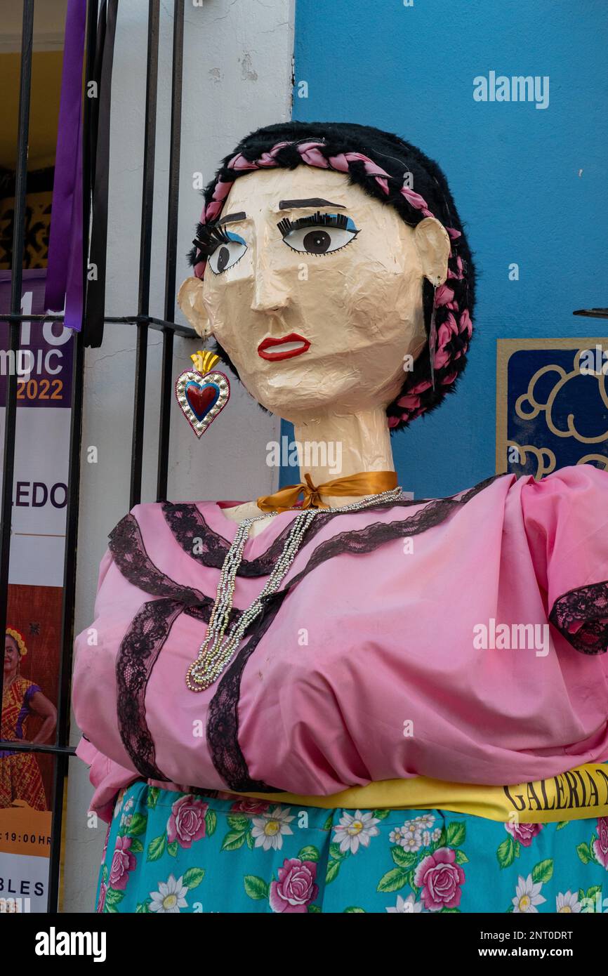 Un mono de calenda o marionetta gigante che rappresenta una donna in abito tradizionale a Oaxaca, Messico. Mono de calenda si traduce in una sfilata di scimmie in inglese. Foto Stock