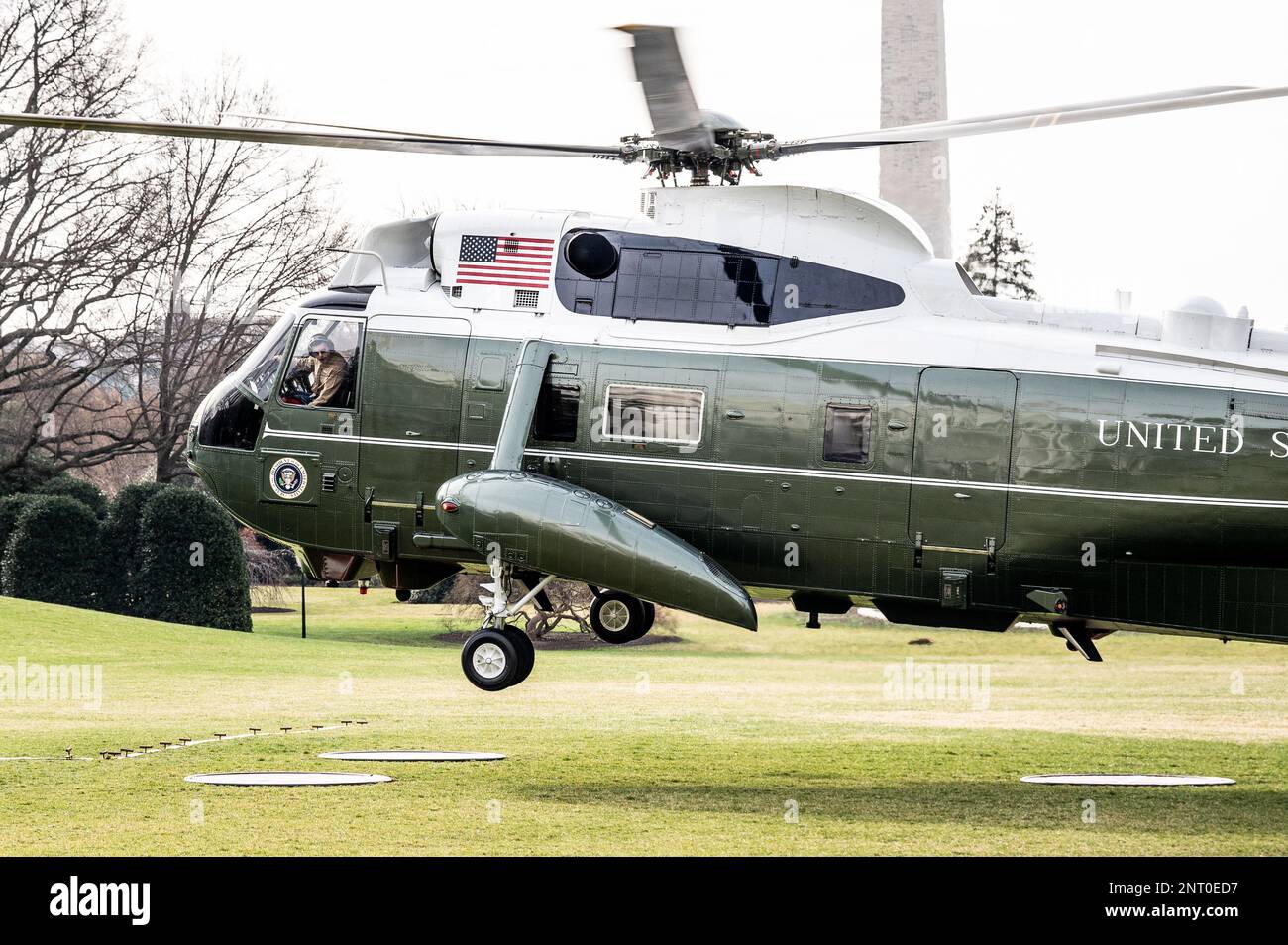 Washington, Stati Uniti. 27th Feb, 2023. Marine One si avvicina al luogo designato per sbarcare sul prato Sud mentre riporta il presidente alla Casa Bianca. Credit: SOPA Images Limited/Alamy Live News Foto Stock