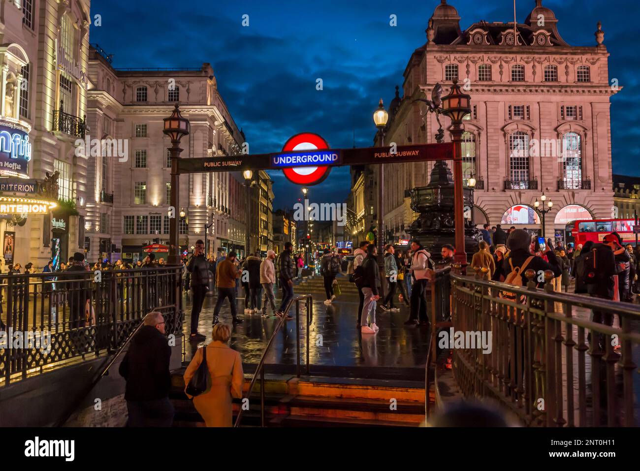 Stazione della metropolitana di Piccadilly, Piccadilly Circus, luogo iconico nel centro di Londra, nel cuore della città vicino al quartiere dei teatri, di notte, Londra Foto Stock