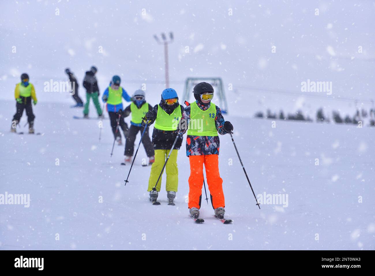 Scuola di sci Snow Day: I bambini si divertono nella neve mentre imparano nuove abilità Foto Stock