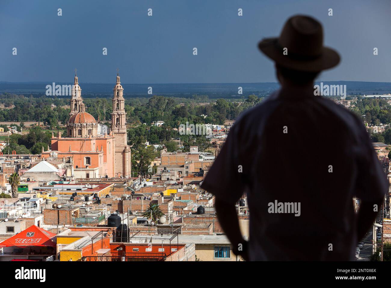 Vista dall 'El Calvario". L'uomo, in background Parroquia de la Asunción de María, Lagos de Moreno, Jalisco, Messico Foto Stock