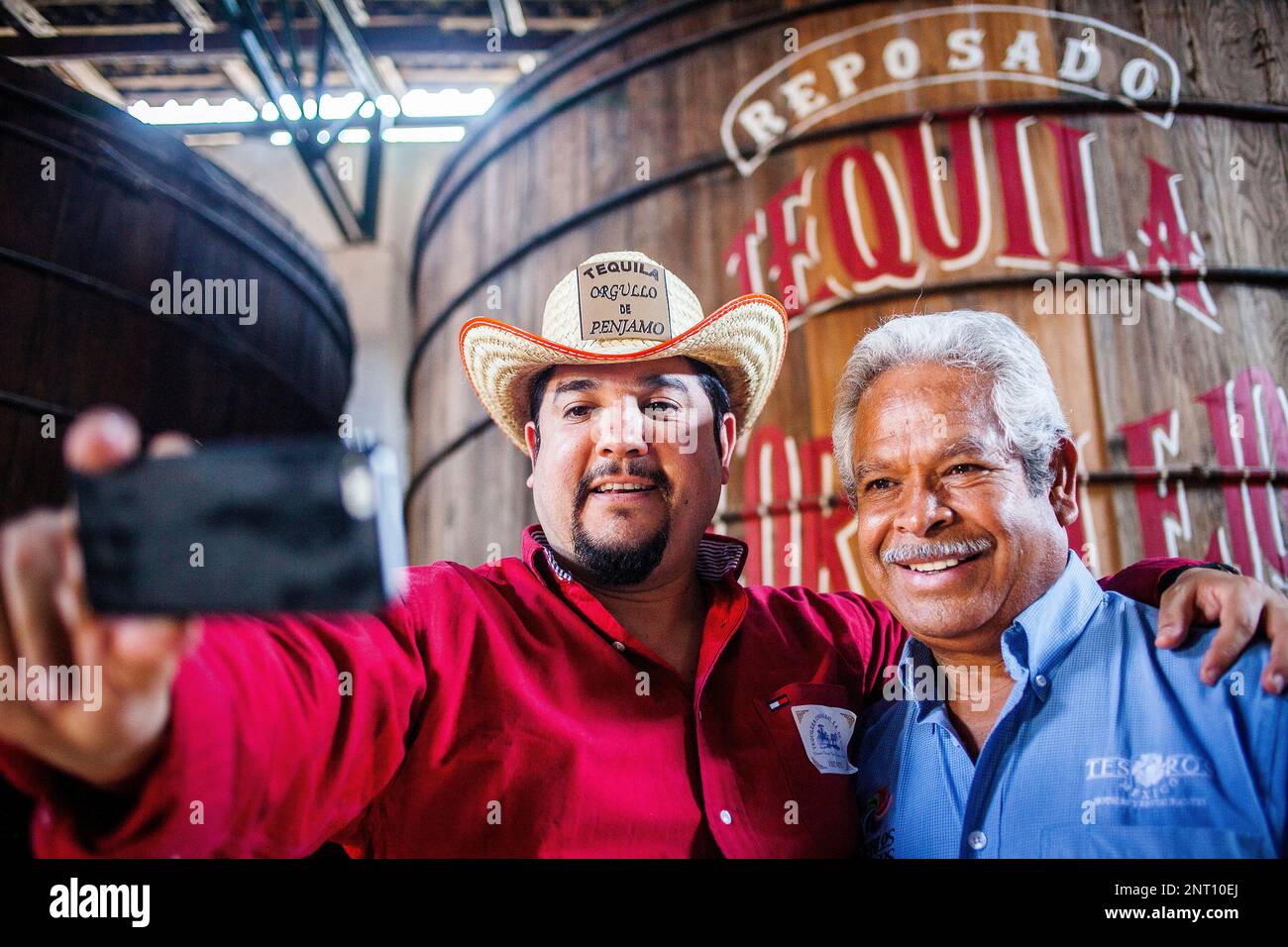 I turisti in fabbrica del famoso Tequila Corralejo, Penjamo, Guanajuato, Messico Foto Stock