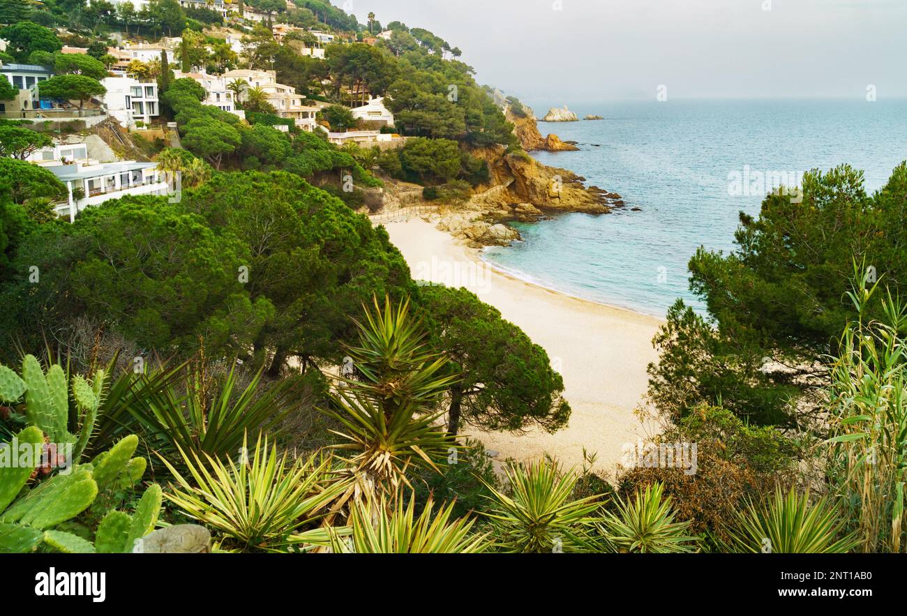 Panorama delle rocce sulla costa di Lloret de Mar situato nella splendida Costa Brava a nord di Barcellona, Catalogna, Spagna. Copiare lo sfondo dello spazio. N. Foto Stock