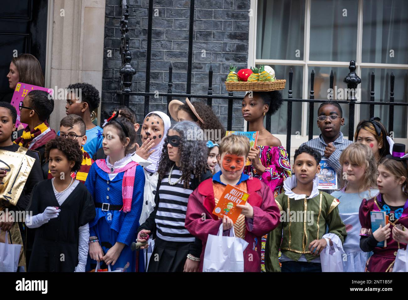 Londra, Regno Unito. 27th Feb, 2023. Londra UK i bambini celebrano la giornata mondiale del libro a 10 Downing Street, Londra UK Credit: Ian Davidson/Alamy Live News Foto Stock