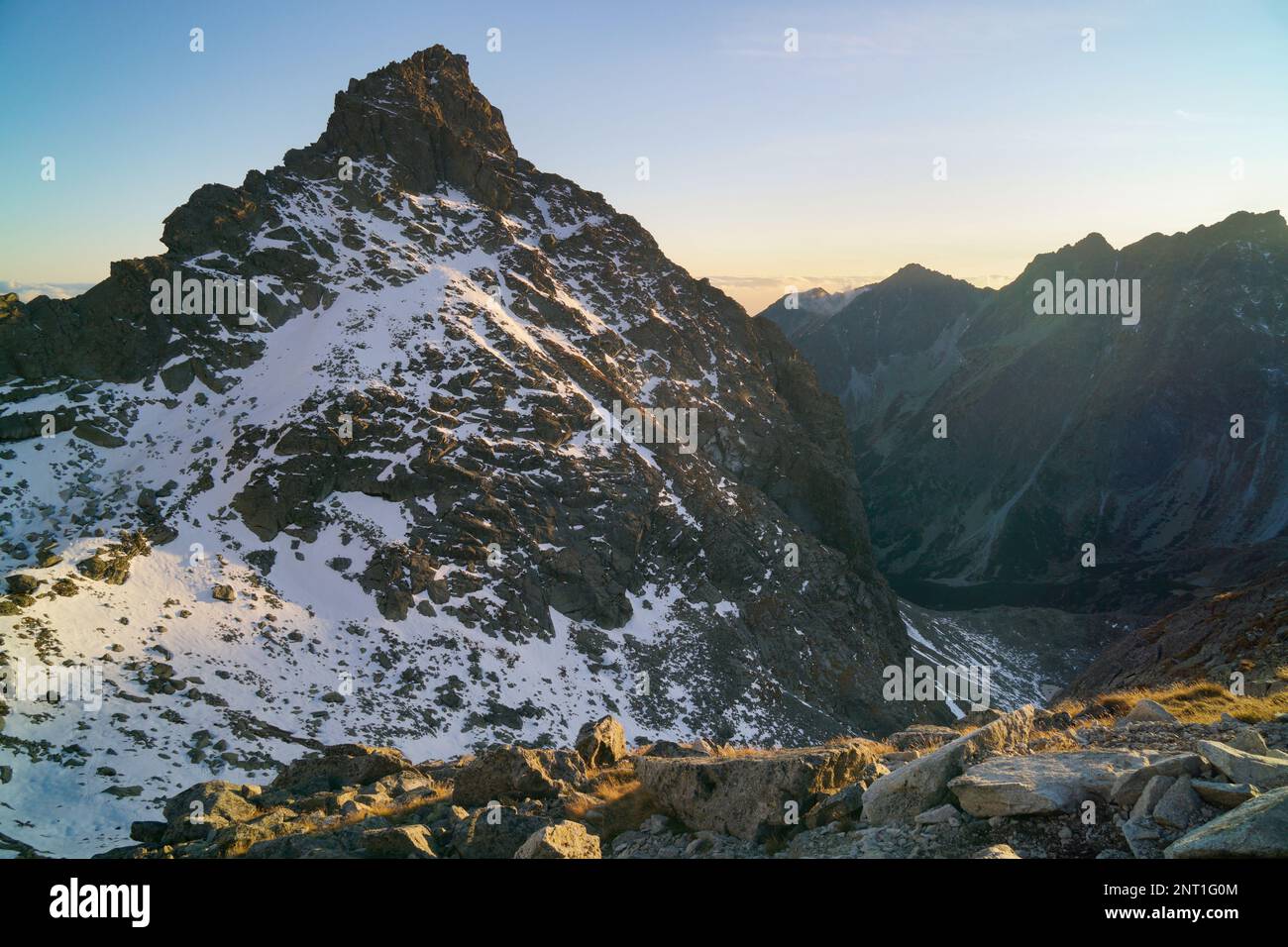 Alti Tatra, Slovacchia, Europa. Vista serale panoramica sulla cima innevata della montagna nelle giornate di sole. Primavera o autunno. Mountenanering carta da parati natura. Estrema Foto Stock