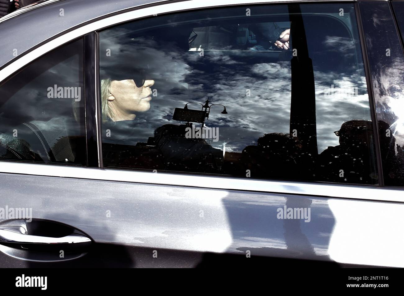 Maria De Filippi e il figlio Gabriele.Rome, funerale di Maurizio Costanzo. Febbraio 27, 2023 Foto Stock