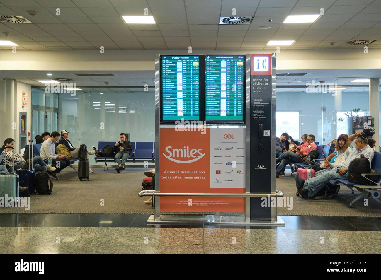 18 novembre 2022, Buenos Aires, Argentina: Sala d'attesa nella zona d'imbarco dell'aeroporto internazionale Jorge Newbery. Persone sedute e informatio Foto Stock