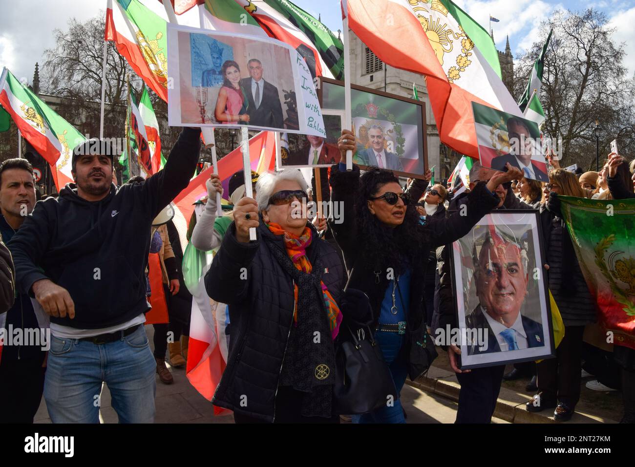 Londra, Regno Unito. 27th febbraio 2023. I sostenitori di Reza Pahlavi, il principe ereditario dell'Iran, si riuniscono in Piazza del Parlamento, mentre visita la Camera dei Comuni per una discussione sul futuro dell'Iran. Foto Stock