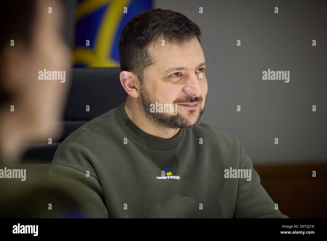 Kiev, Ucraina. 26th Feb, 2023. Il presidente ucraino Volodymyr Zelenskyy tiene un incontro con i rappresentanti dei media ucraini impegnati nell'organizzazione del telethon delle notizie Unite al Palazzo Mariinsky, 26 febbraio 2023 a Kyiv, Ucraina. Credit: Foto piscina/Ufficio stampa presidenziale ucraino/Alamy Live News Foto Stock